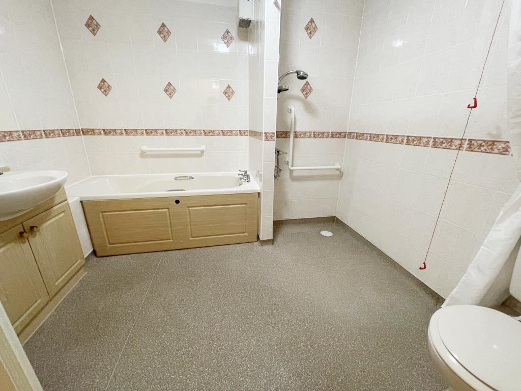 Lot: 172 - SECOND FLOOR AGE-RESTRICTED APARTMENT - Bathroom/Wet Room